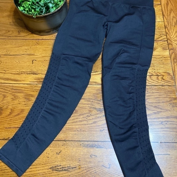 Fabletics Womens Sync High Waisted Perforated Leggings Medium? Black 24” Inseam. - Picture 5 of 10
